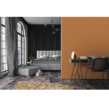 Modernes Schlafzimmer mit Bett, Schreibtisch und Holzpaneelwand