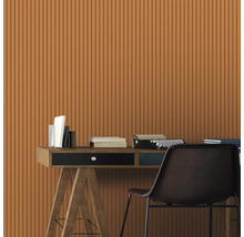 Büroszene mit Schreibtisch, Stuhl, Büchern und Schreibmaschine vor einer Wand mit Holzpaneelen
