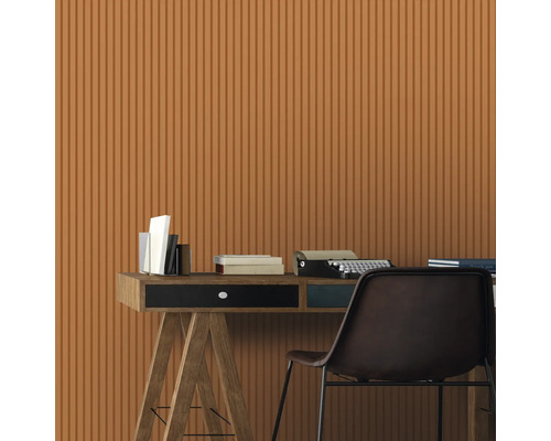 Büroszene mit Schreibtisch, Stuhl, Büchern und Schreibmaschine vor einer Wand mit Holzpaneelen