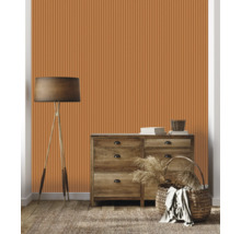 Innenraumansicht mit geriffelter Wandverkleidung, Kommode, Lampe und Dekorationsartikeln