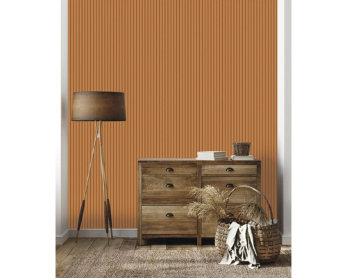 Innenraumansicht mit geriffelter Wandverkleidung, Kommode, Lampe und Dekorationsartikeln