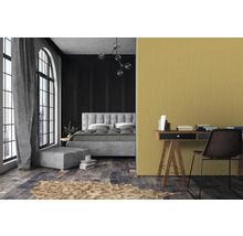 Schlafzimmer mit Bett, Schreibtisch und Dekorartikeln