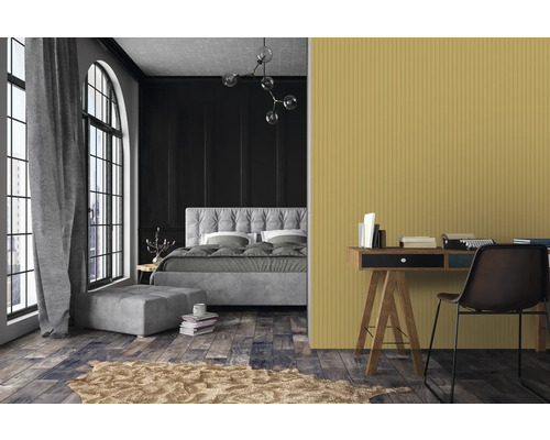 Schlafzimmer mit Bett, Schreibtisch und Dekorartikeln