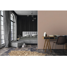 Schlafzimmer mit Bett, Fenster, Schreibtisch und Stuhl
