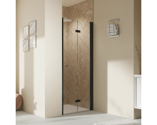 Badezimmer mit Duschkabine, Handtuchhalter und Dekoration