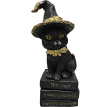 Dekorative Katzenfigur mit Hexenhut auf einem Bücherstapel als Halloween-Dekoration
