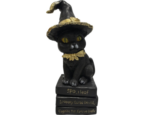 Dekorative Katzenfigur mit Hexenhut auf einem Bücherstapel als Halloween-Dekoration