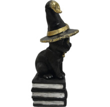 Dekorative Halloween-Figur: Schwarze Katze mit Hexenhut auf einem Bücherstapel