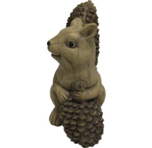 Dekorative Eichhörnchenfigur mit Tannenzapfen für den Garten