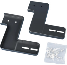 Zwei schwarze L-förmige Metallhalterungen mit Befestigungsmaterial wie Schrauben und Muttern in einem Kunststoffbeutel.