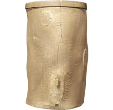 Beige Regentonne in Baumstamm-Optik aus Kunststoff mit Wasserhahn und Deckel.
