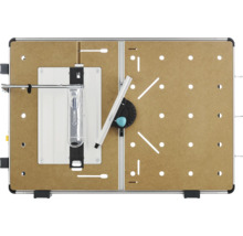 Draufsicht auf einen multifunktionalen Maschinentisch mit Lochplatte, Führungsschienen, Winkelanschlag und Sägeblattschutz.