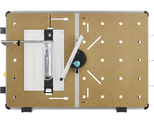 Draufsicht auf einen multifunktionalen Maschinentisch mit Lochplatte, Führungsschienen, Winkelanschlag und Sägeblattschutz.