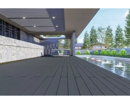 Terrasse mit Holzdielen, Sitzecke und Teichanlage