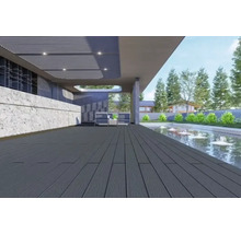 Terrasse mit Holzdielen, Sitzecke und Teichanlage