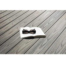 Terrassendielen mit Buch und Sonnenbrille