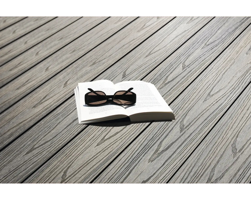 Terrassendielen mit Buch und Sonnenbrille