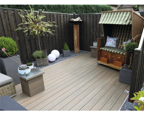 Gestalteter Gartenbereich mit Holzterrasse, Strandkorb und Bepflanzung