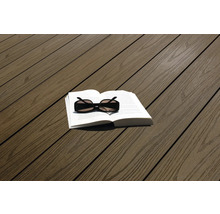 Terrassendielen mit Buch und Sonnenbrille