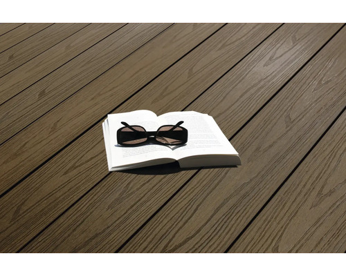 Terrassendielen mit Buch und Sonnenbrille