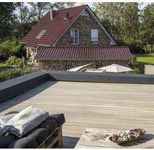 Große Holzterrasse mit Terrassendielen und Haus im Hintergrund