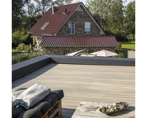 Große Holzterrasse mit Terrassendielen und Haus im Hintergrund