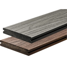 Zwei Terrassendielen aus Holz und Kunststoff im Detail