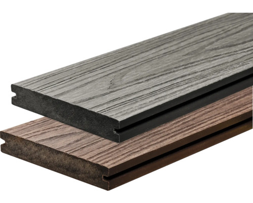 Zwei Terrassendielen aus Holz und Kunststoff im Detail