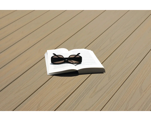 Buch und Sonnenbrille auf Terrassendielen