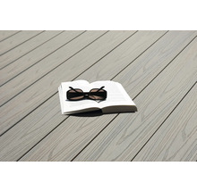 Buch und Sonnenbrille auf einer Holzterrasse