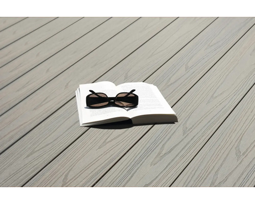 Buch und Sonnenbrille auf einer Holzterrasse