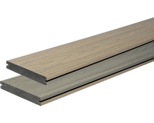 Zwei Terrassendielen aus Holz