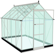 Gewächshaus mit geöffneter Tür und Glasplatten