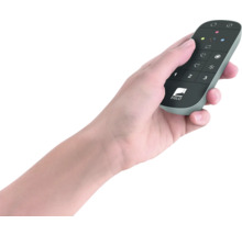 Hand hält eine EGLO Fernbedienung