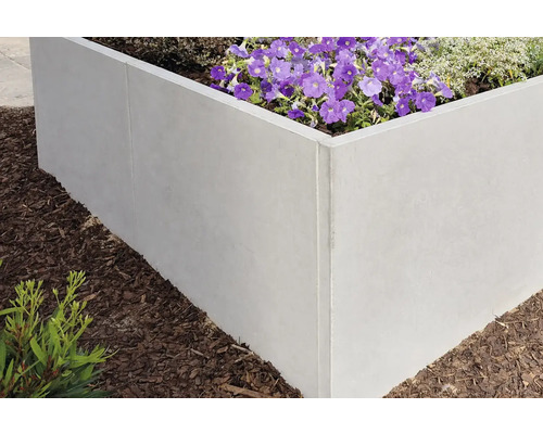 Hochbeet aus Beton mit blühenden Pflanzen