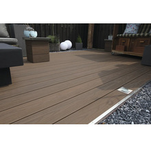 Terrasse mit Holzdielen und Gartenmöbeln