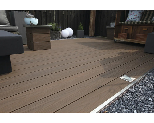 Terrasse mit Holzdielen und Gartenmöbeln