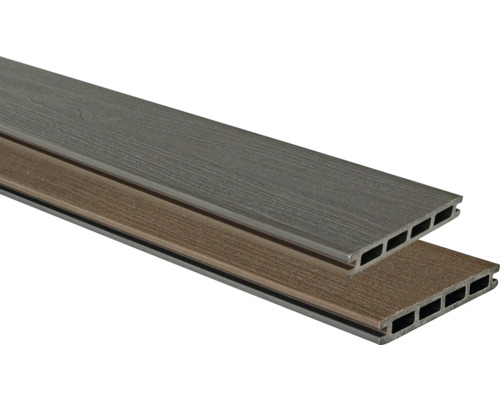 Zwei Terrassendielen aus Holz-Polymer-Werkstoff