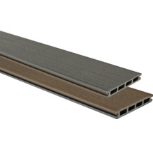 Zwei Terrassendielen aus Verbundmaterial mit Hohlkammern