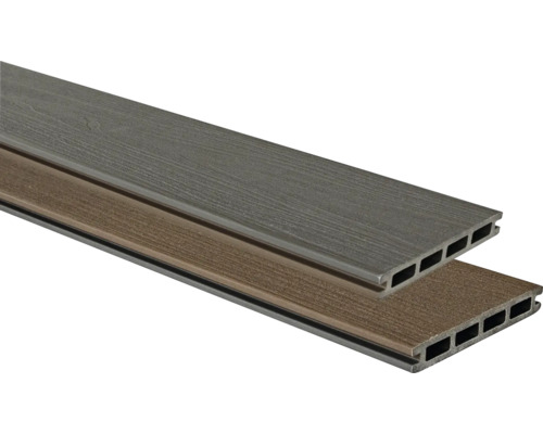 Zwei Terrassendielen aus Verbundmaterial mit Hohlkammern