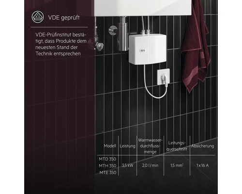 Elektrischer Durchlauferhitzer von AEG an einer dunklen Wand, geprüft vom VDE-Prüfinstitut