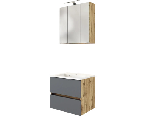 Badezimmermöbel-Set mit dreitürigem Spiegelschrank inklusive LED-Beleuchtung und Waschtischunterschrank mit zwei grauen Schubladen.