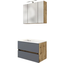 Badmöbel-Set bestehend aus Waschtischunterschrank mit zwei grauen Schubladen, Korpus in Holzoptik, weißem Waschbecken und dreitürigem Spiegelschrank mit LED-Leuchte.
