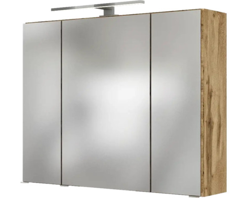 Dreitüriger Spiegelschrank mit LED-Aufsatzleuchte und Korpus in Eiche-Optik.