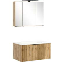 Badezimmermöbel Set mit dreitürigem Spiegelschrank, Beleuchtung und wandhängendem Waschtischunterschrank in Holzoptik mit Lamellen und Waschbecken.