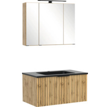 Badezimmermöbel-Set mit dreitürigem Spiegelschrank inklusive LED-Leuchte und Waschbeckenunterschrank in Eichenoptik mit vertikalen Lamellen.