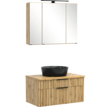 Badezimmer-Set mit Unterschrank in Holzoptik mit Lamellen, schwarzem Aufsatzbecken und dreitürigem Spiegelschrank mit Beleuchtung.