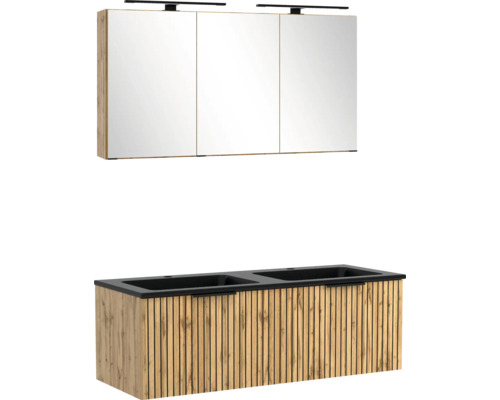 Badezimmermöbel-Set: Dreitüriger Spiegelschrank mit LED und Waschtischunterschrank in Holzoptik mit Lamellenfront und Doppelwaschbecken.