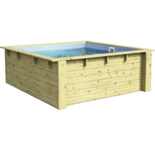 Holzpool gefüllt mit Wasser