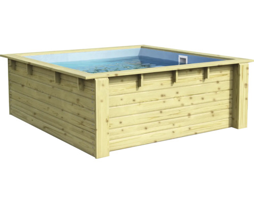 Holzpool gefüllt mit Wasser